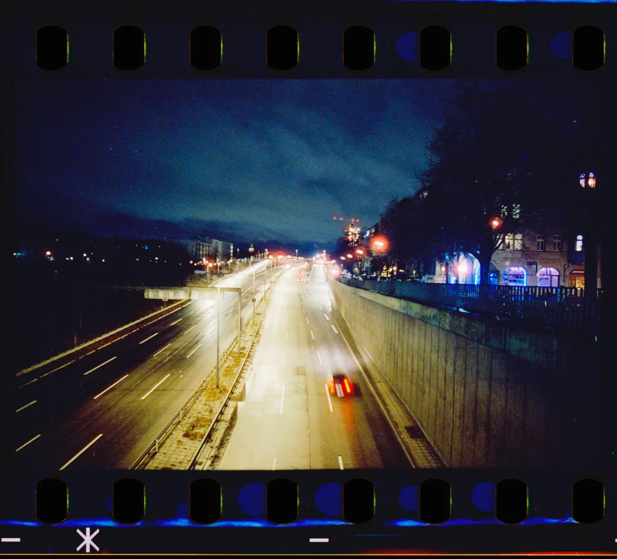 Autobahn Berlin auf Cinestill 800T