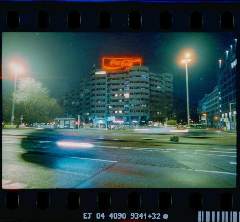 Leuchtende Coca Cola Werbetafe, Leipziger Straße auf Cinestill800T Film