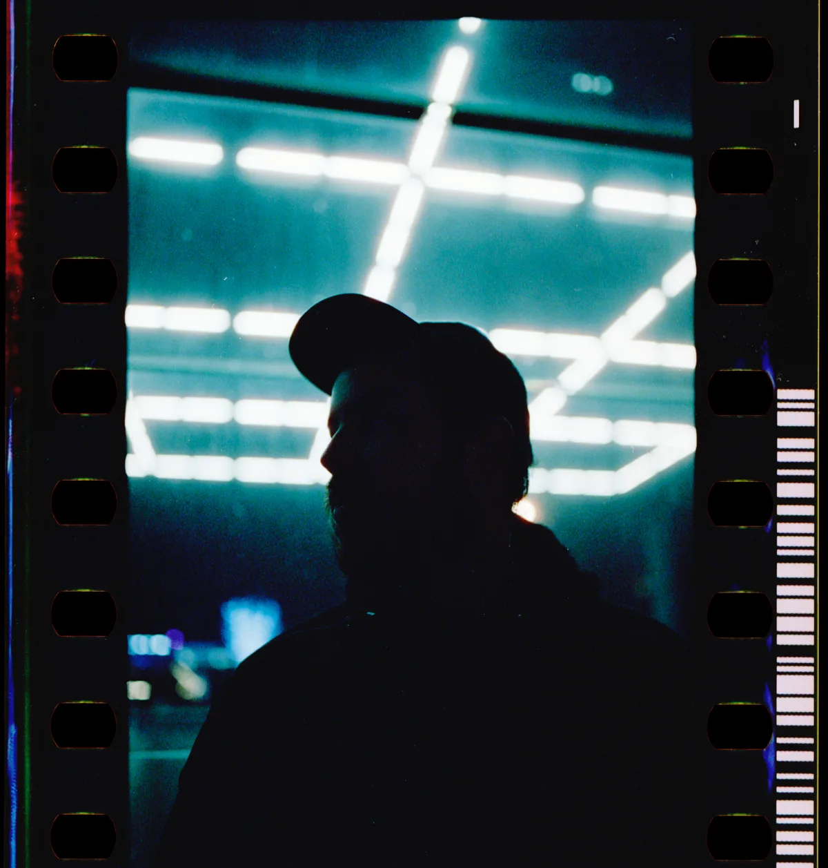 Potsdamer Platz Nachtportrait auf Cinestill 800T