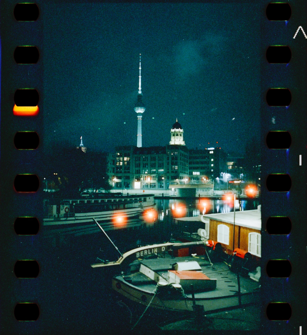 Leuchtende Lichter (Halation-Effekt) auf Schiff auf Cinestill 800T