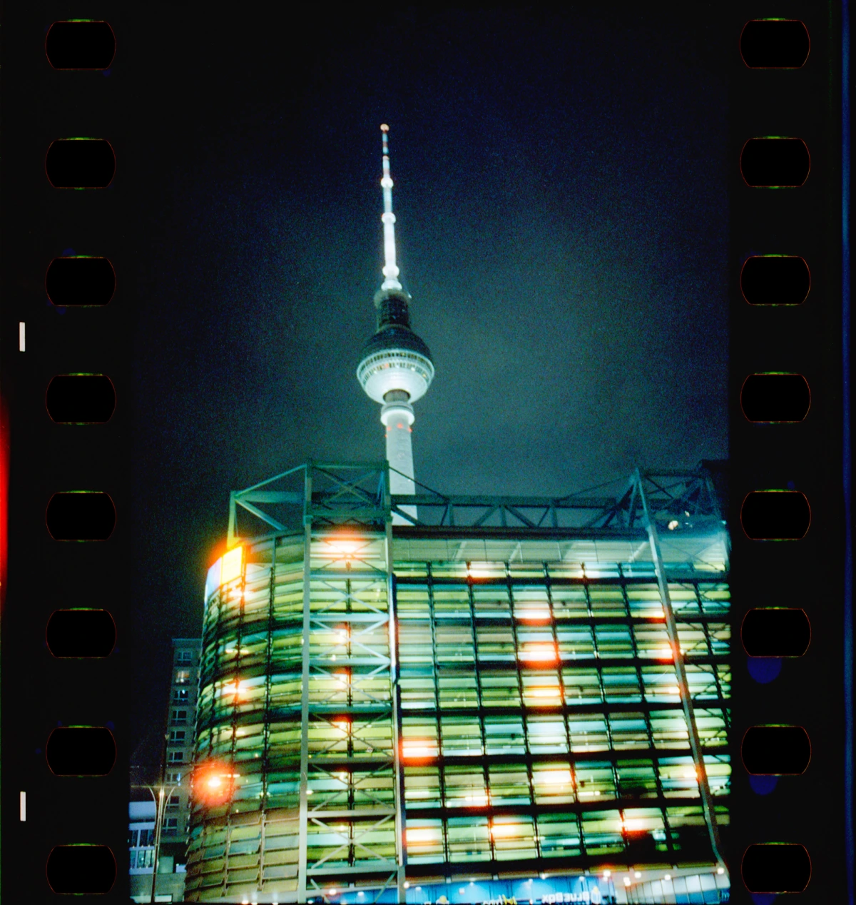 Parkdeck in Mitte auf Cinestill 800T