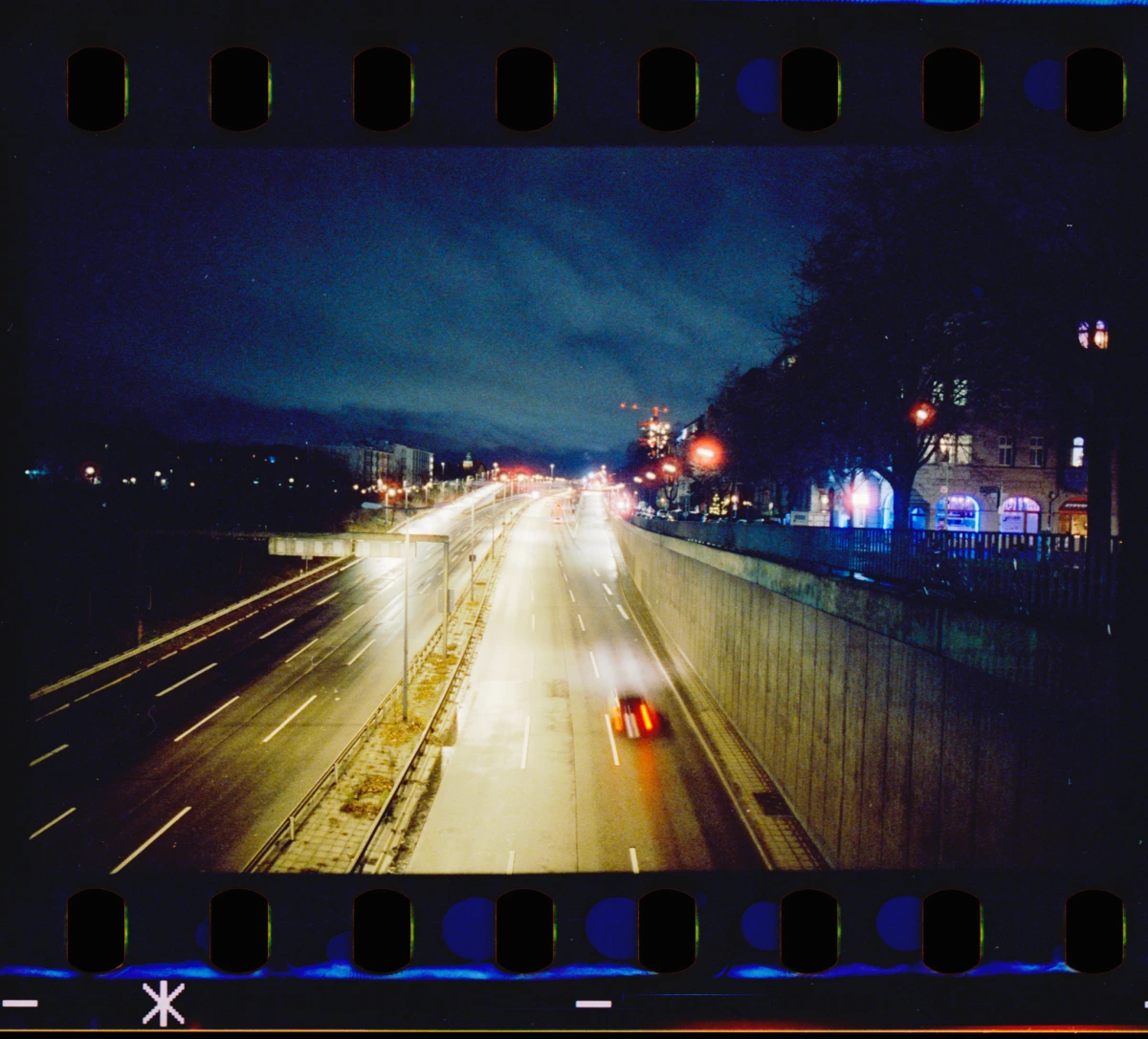 Autobahn Berlin auf Cinestill 800T