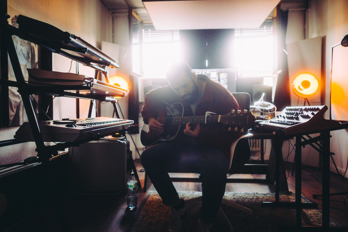 Erk Gotti mit Gitarre