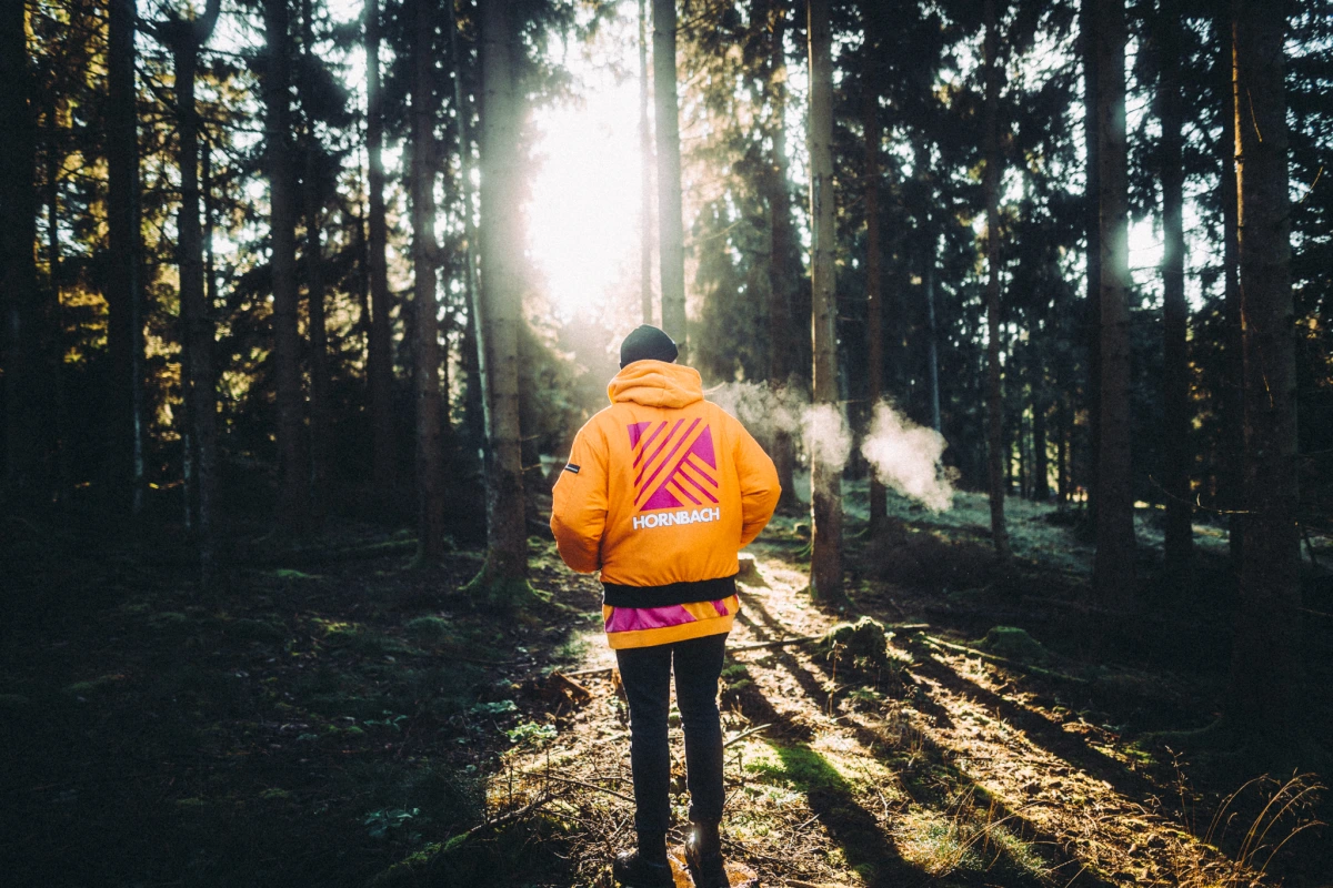 Orange Hornbach Jacke von Mojo im Wald