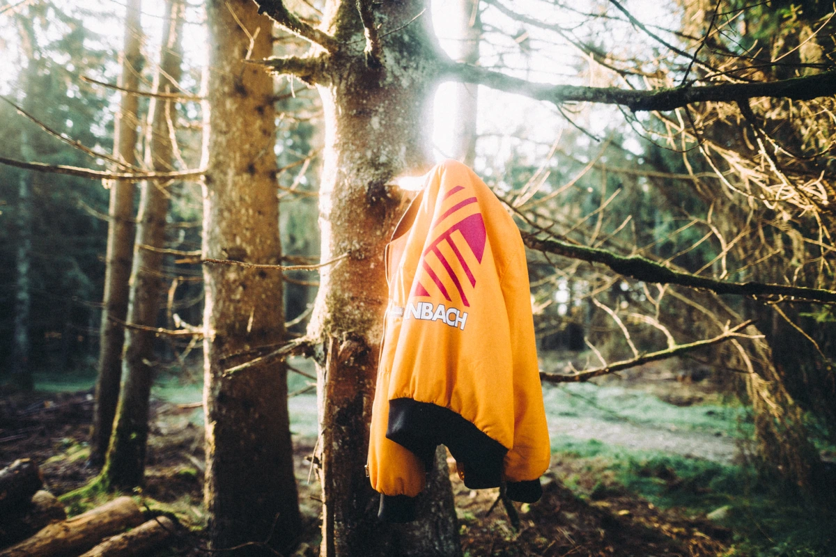 Mojo x Hornbach Jacke am Baum