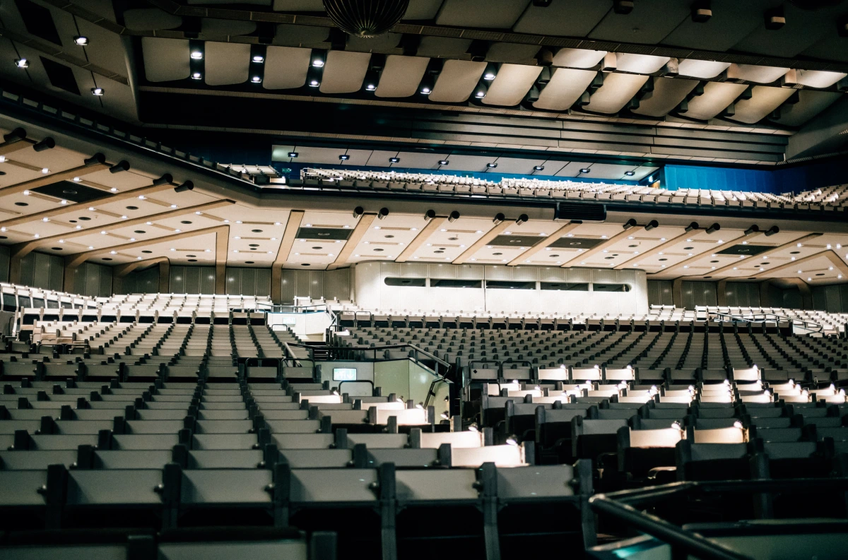 Saal 1 mit heruntergefahrener Rangabdeckung