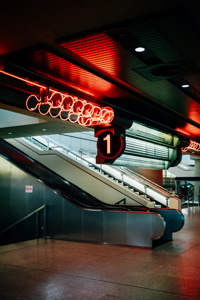 Messe ICC Ebene 1 Neon-Leitspur (Informations-und Leitsystem)