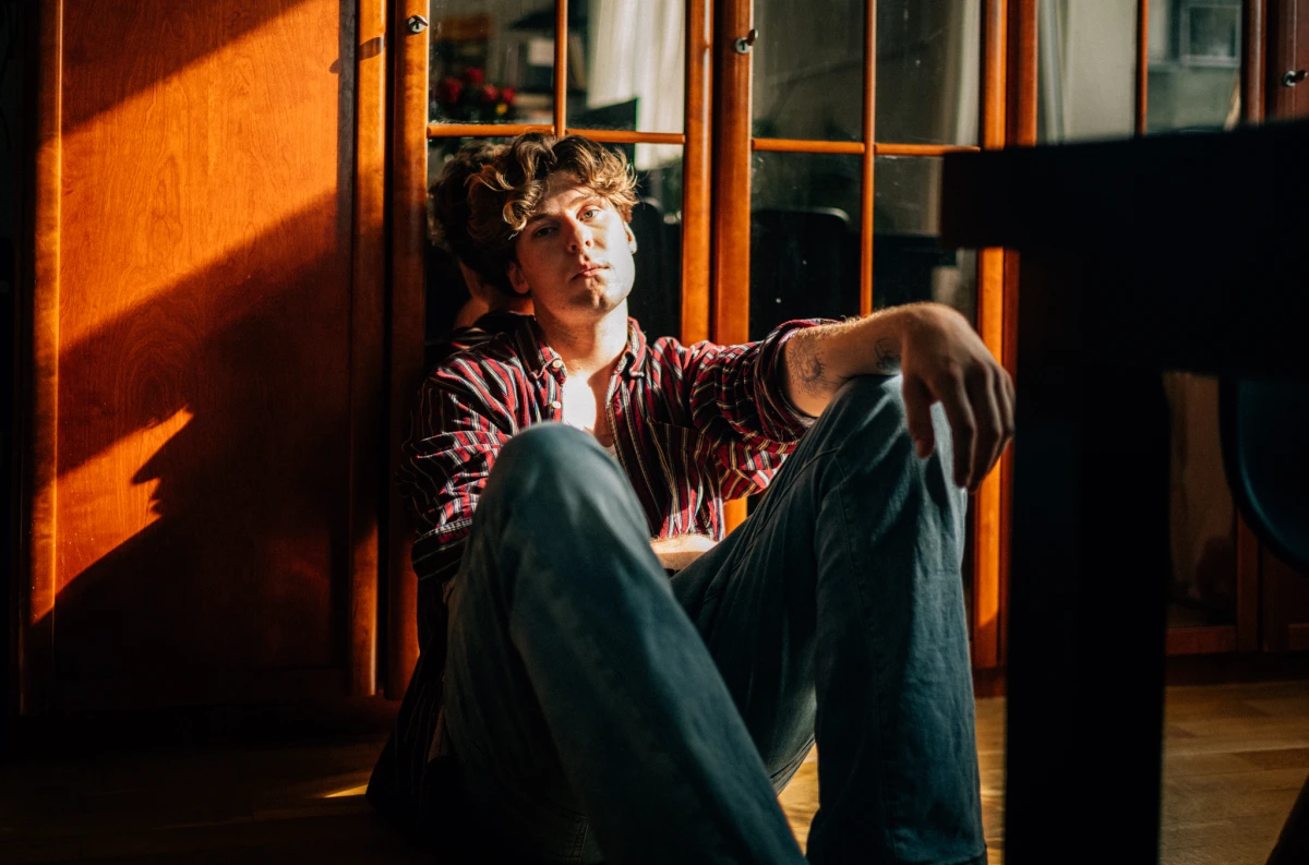 Porträt von Sam James