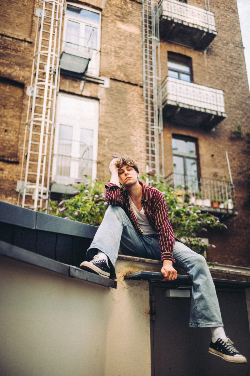 Porträt von Sam James im Hinterhof