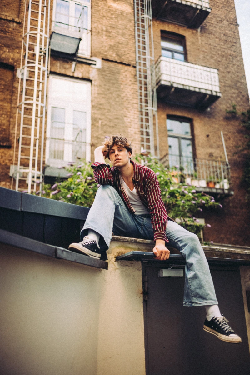 Porträt von Sam James