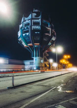 Bierpinsel in Berlin Steglitz bei Nacht