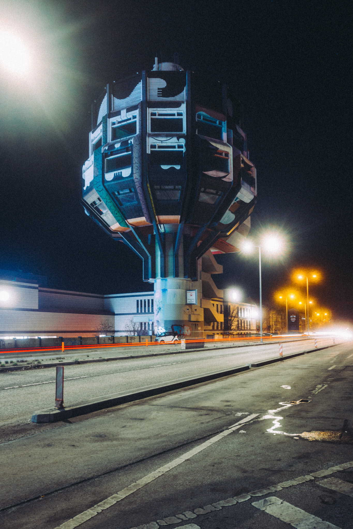 Bierpinsel in Berlin Steglitz bei Nacht