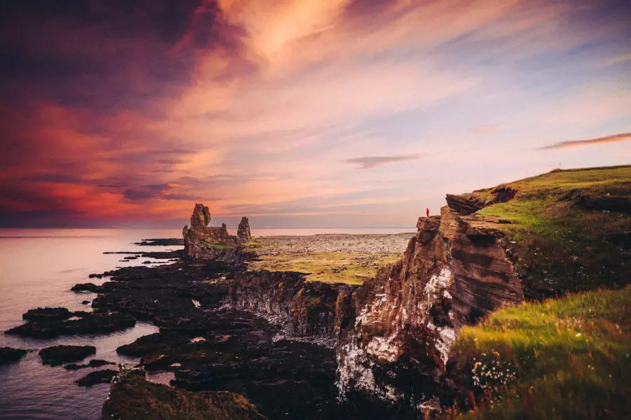 Lóndrangar, zwei Felsvorsprünge vulkanischen Ursprungs an der westlichen Südküste der Halbinsel Snæfellsnes im Westen Islands.