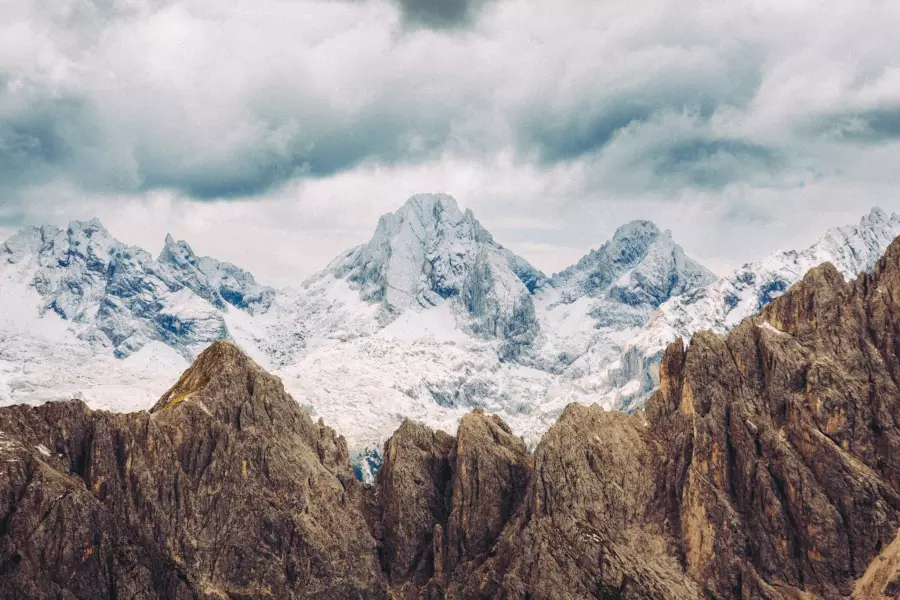 Verschneite Dolomitenberge