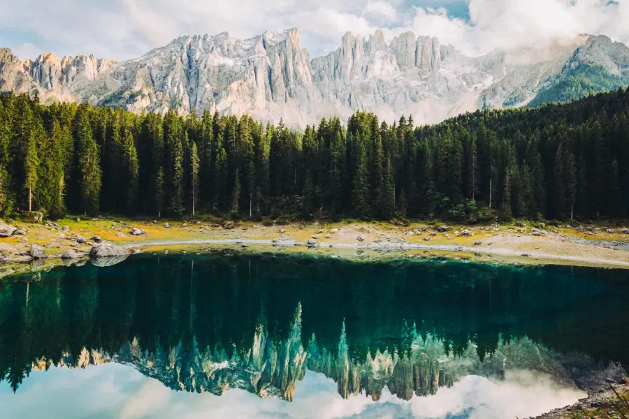 Südtirols schöner Regenbogensee Karersee