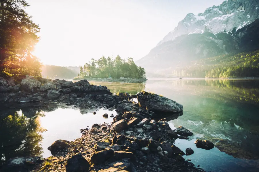 Eibsee Sasseninsel in Garmisch-Partenkirchen im Sonnenaufgang