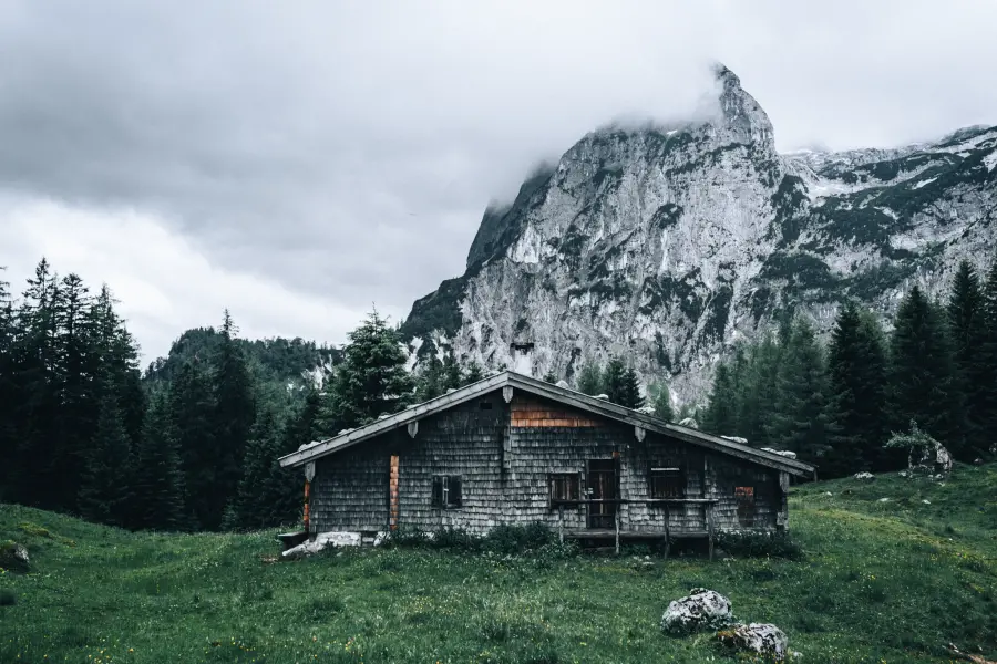 Eine Berghütte in den Alpen
