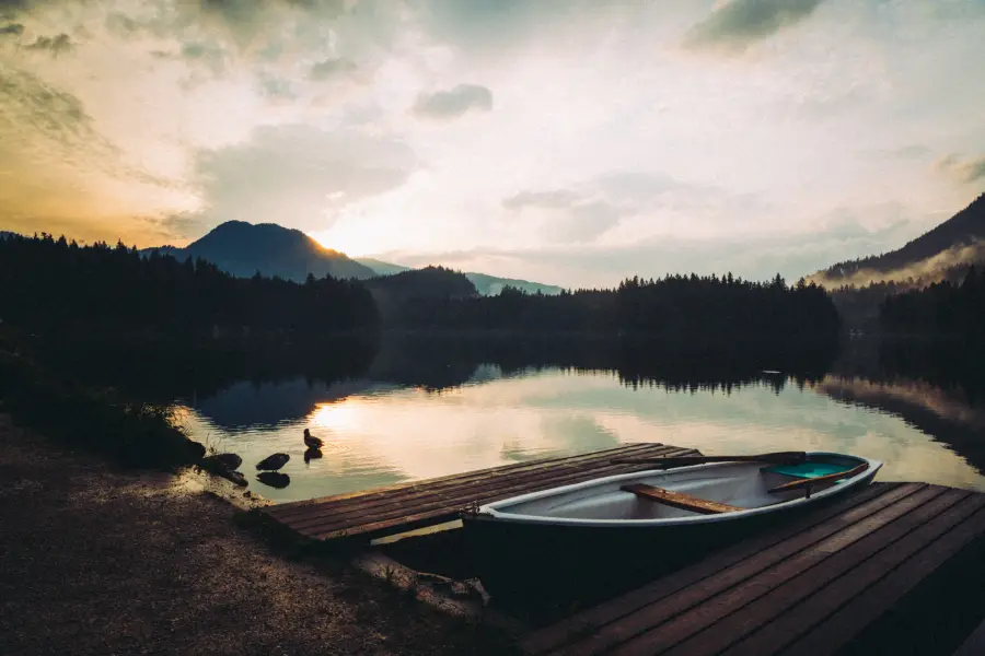 Ein Boot im Sonnenaufgang am Hintersee in Berchtesgarden