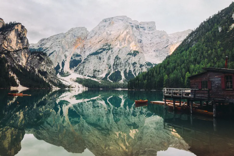 Pragser Wildsee ein Bergsee im Pragser Tal in Südtirol