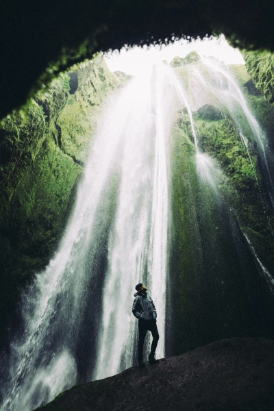 Der Gljúfurárfoss ist ein 40 Meter hoher Wasserfall in einer Höhle auf Island