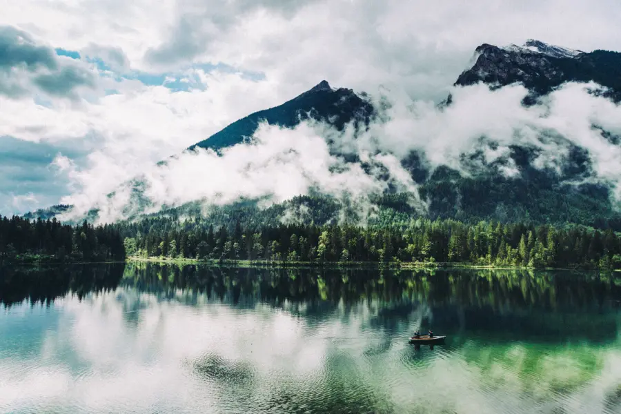 Das Idealbild eines romantischen Bergsees, der Hintersee in Berchtesgarden.